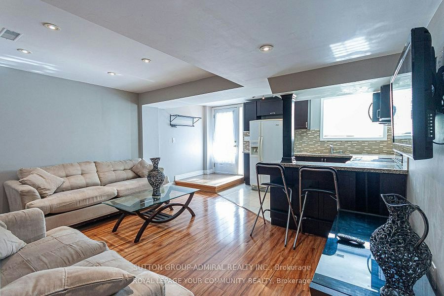 Room 1-111 Deerwood Crescent, Richmond Hill, ON, L4E 4B3 - 2