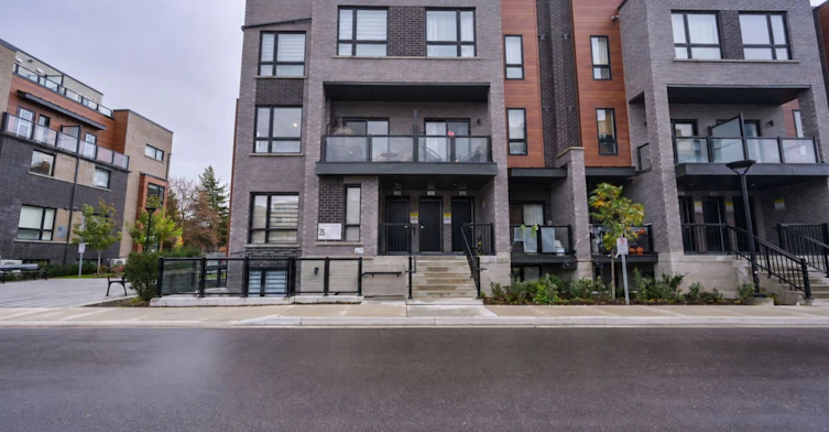 26-26 Lytham Green Circle, Newmarket, ON, L3Y 0H5