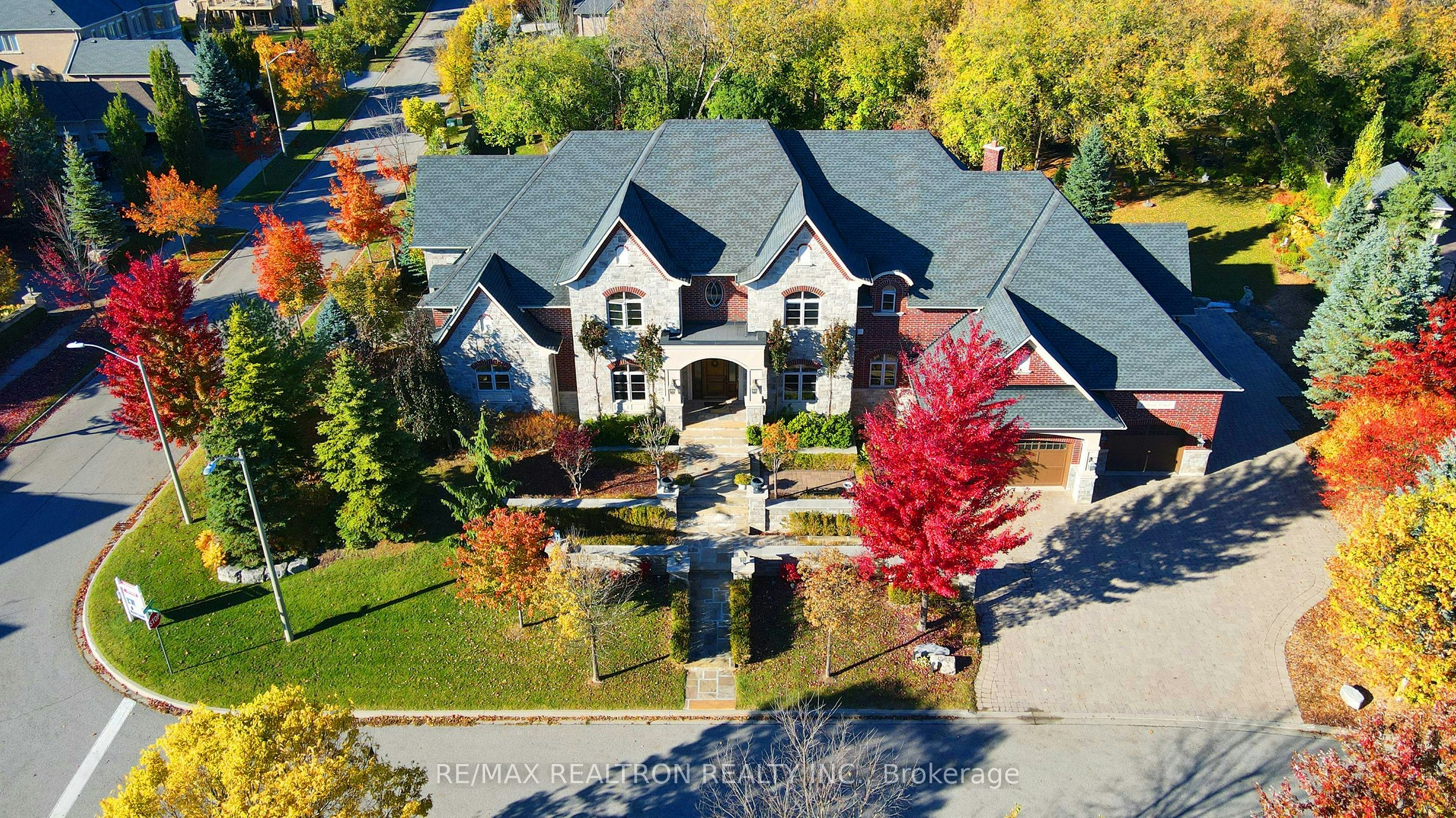 2 Beau Court, Aurora, ON, L4G 0H4