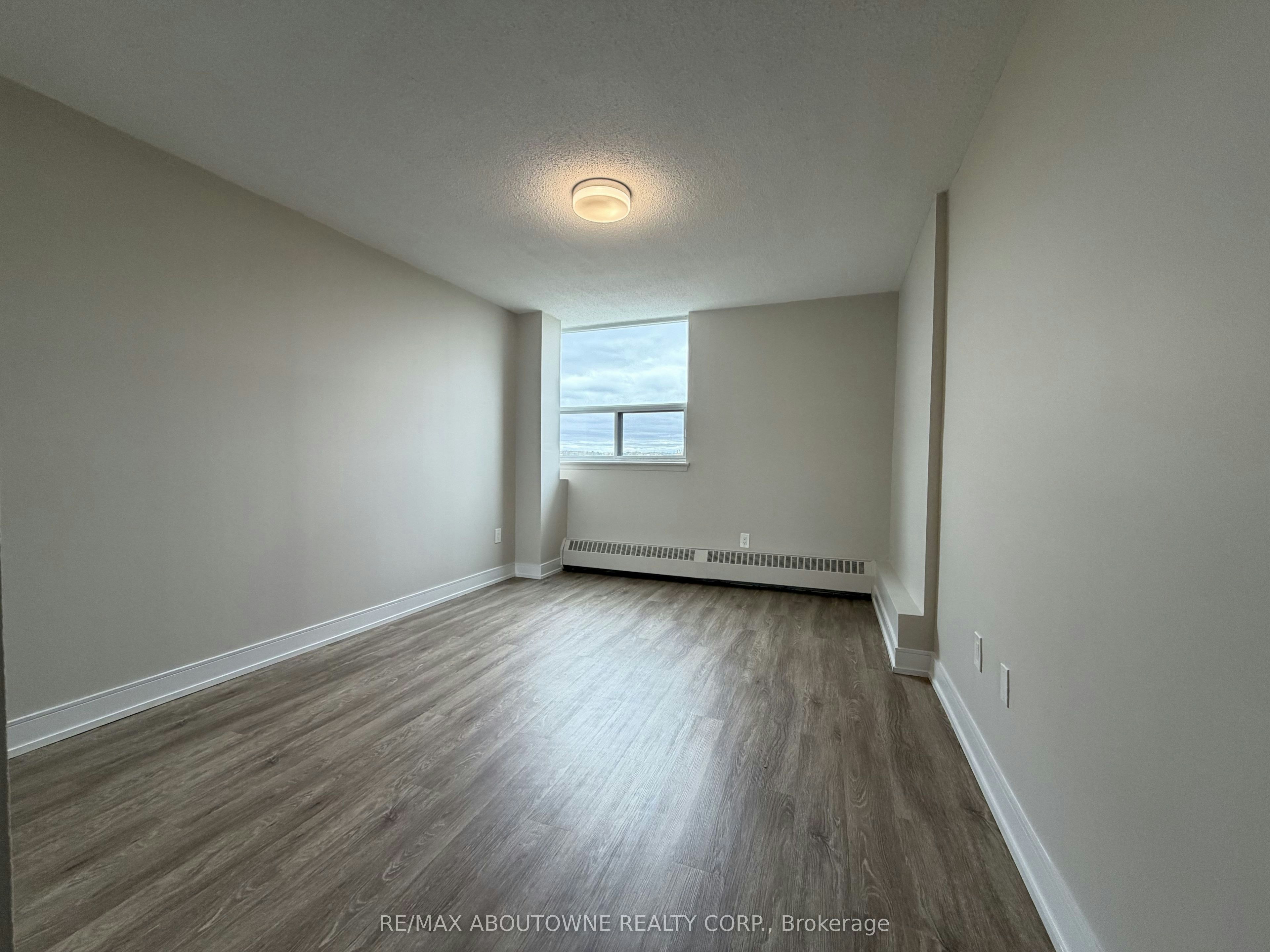 716-147 Wellington Street W, Aurora, ON, L4G 2N9 - 9