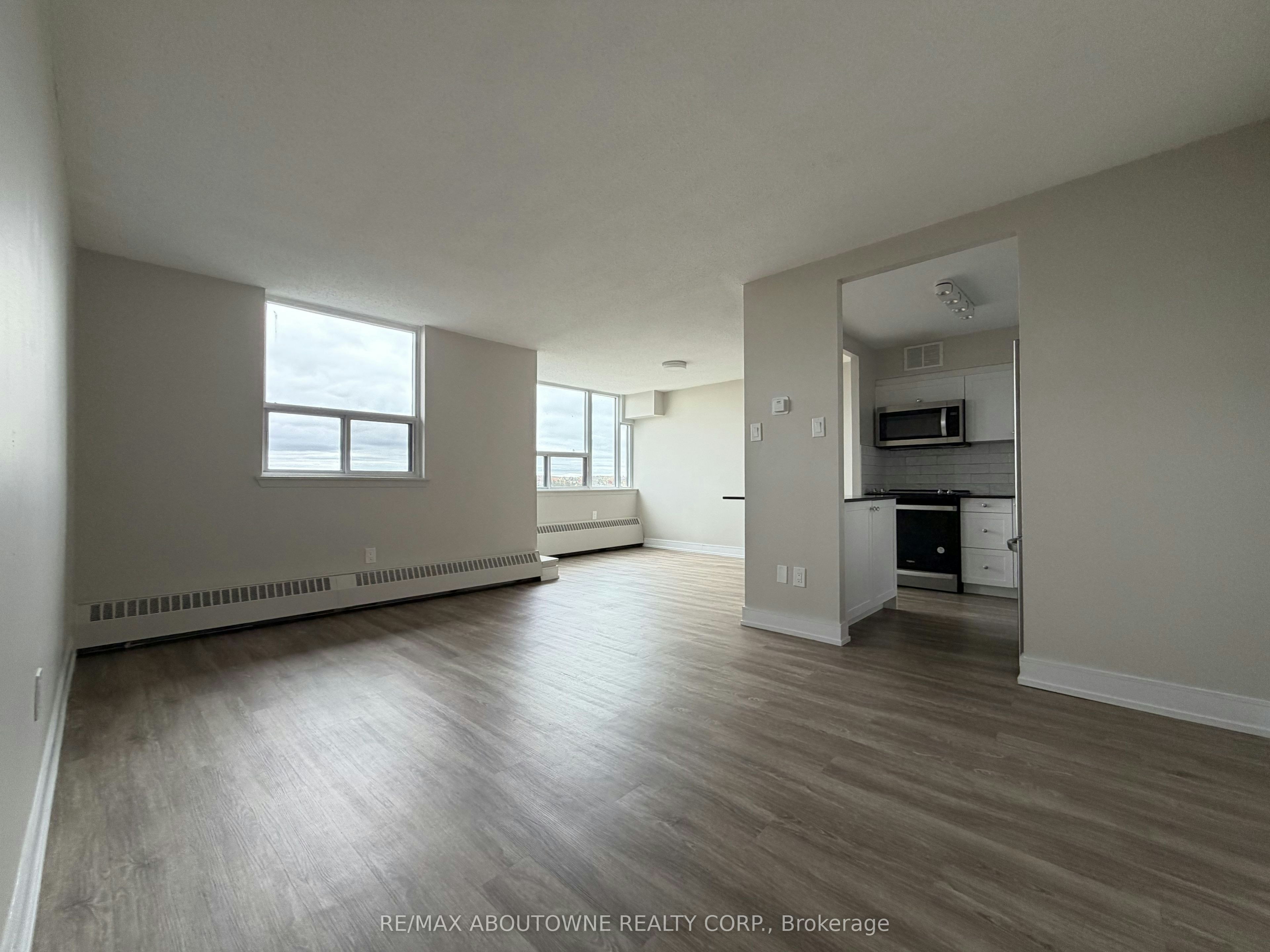 716-147 Wellington Street W, Aurora, ON, L4G 2N9 - 2