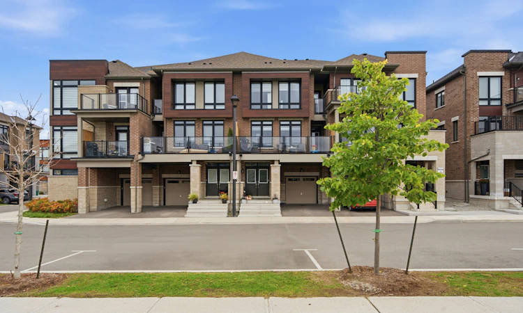 104 Holyrood Crescent