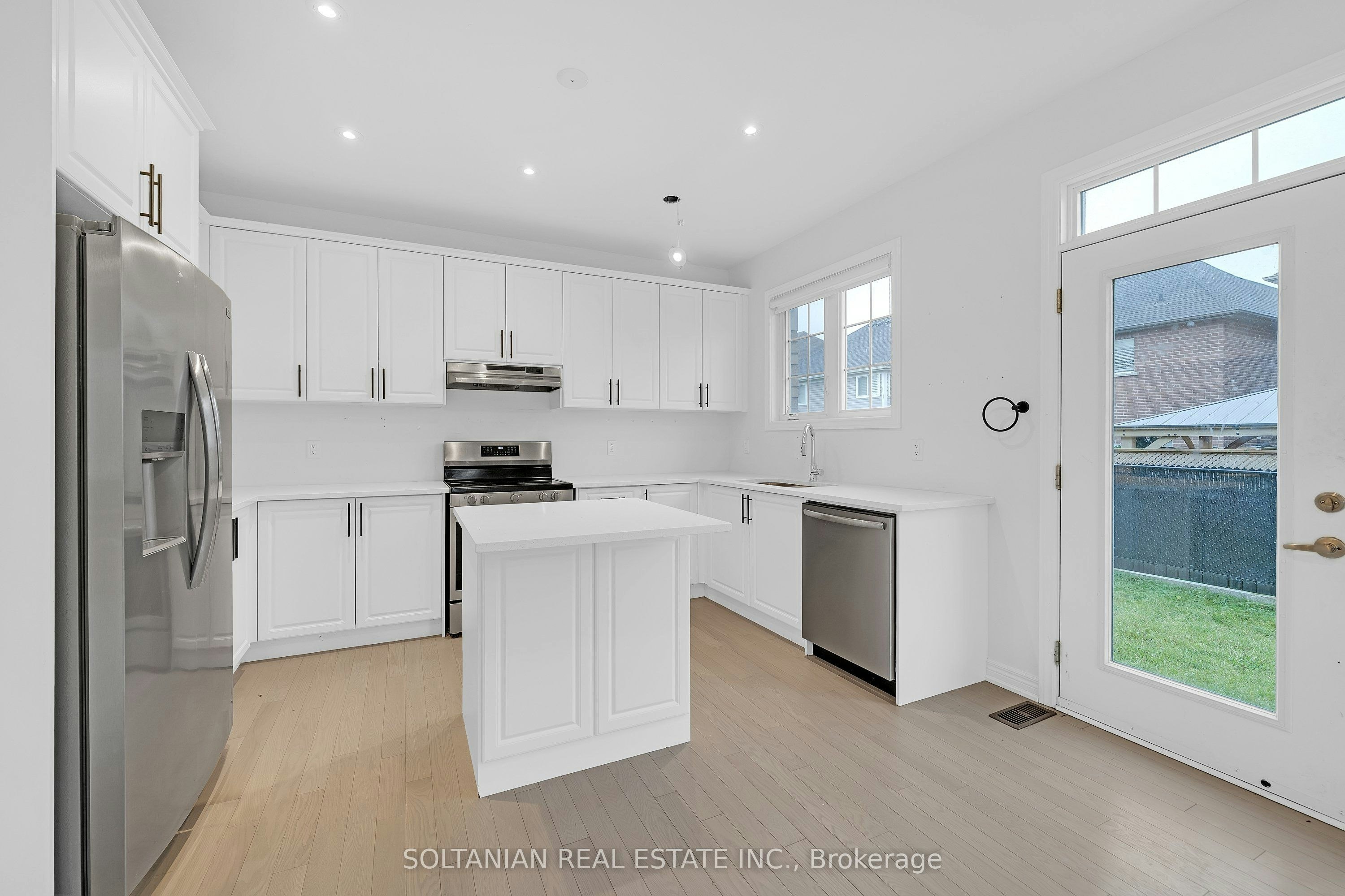75 Bud Leggett Crescent, Georgina, ON, L4P 0B7 - 17
