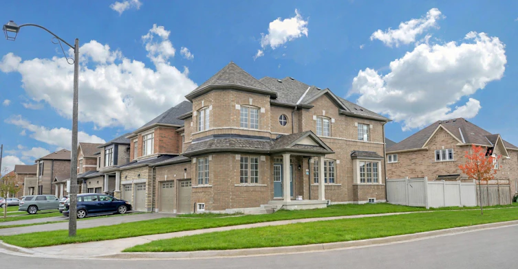 75 Bud Leggett Crescent, Georgina, ON, L4P 0B7 - 2
