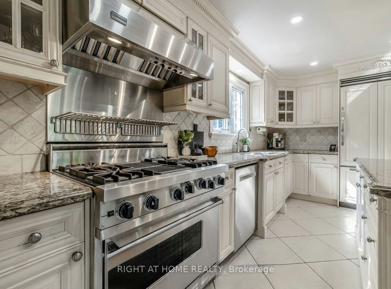 208 Burton Grove, King, ON, L7B 1C7 - 8