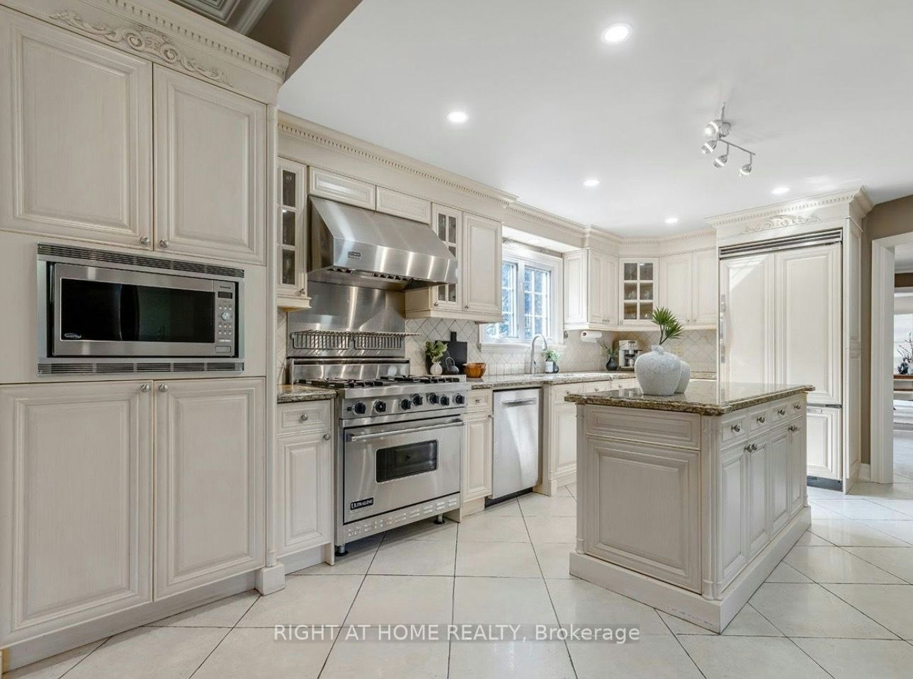 208 Burton Grove, King, ON, L7B 1C7 - 7