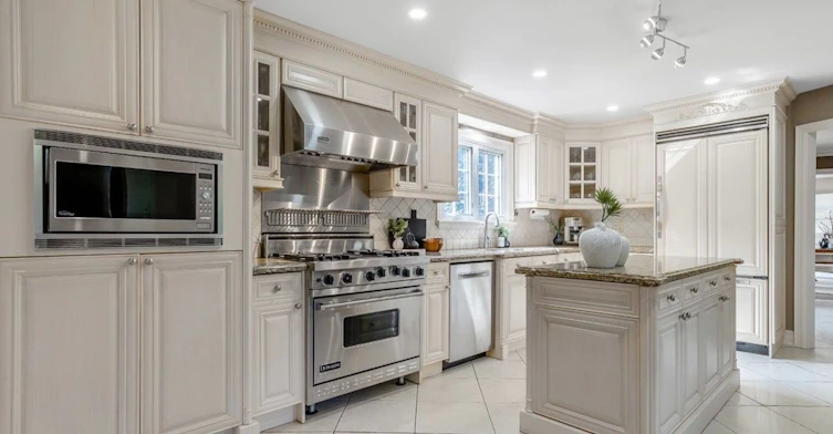 208 Burton Grove, King, ON, L7B 1C7 - 7