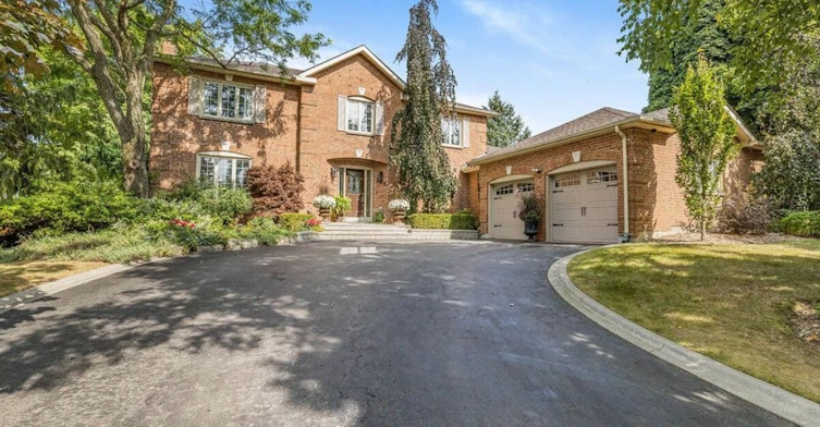 208 Burton Grove, King, ON, L7B 1C7