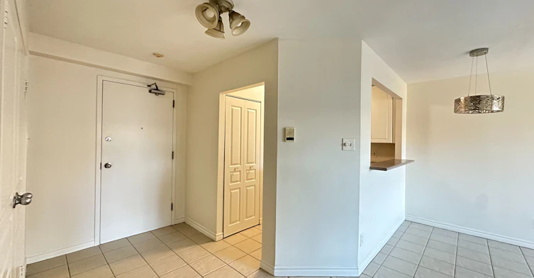 305-15207 Yonge Street, Aurora, ON, L4G 1L8 - 2