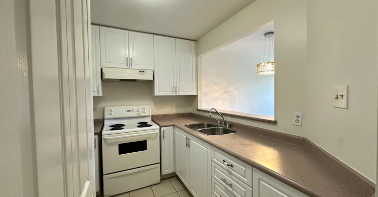 305-15207 Yonge Street, Aurora, ON, L4G 1L8 - 5