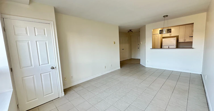305-15207 Yonge Street, Aurora, ON, L4G 1L8 - 10