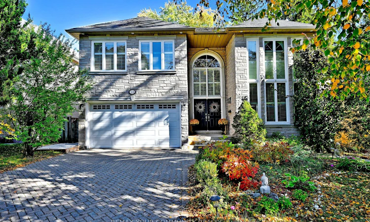73 Sprucewood Drive E