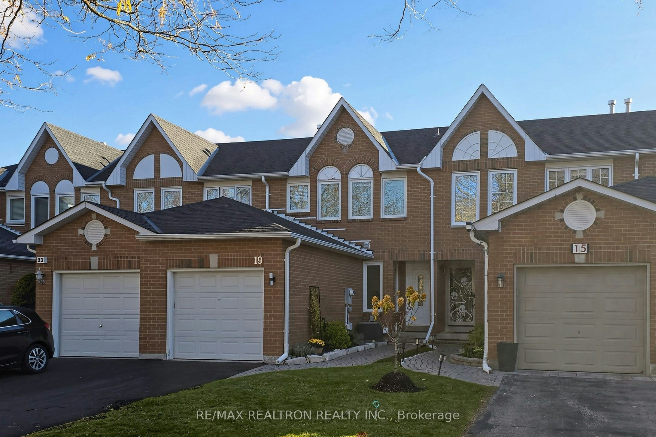 19 Cashel Court, Aurora, ON, L4G 6R8