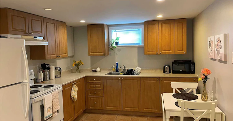 Lower-61 Roxborough Road, Newmarket, ON, L3Y 3K8