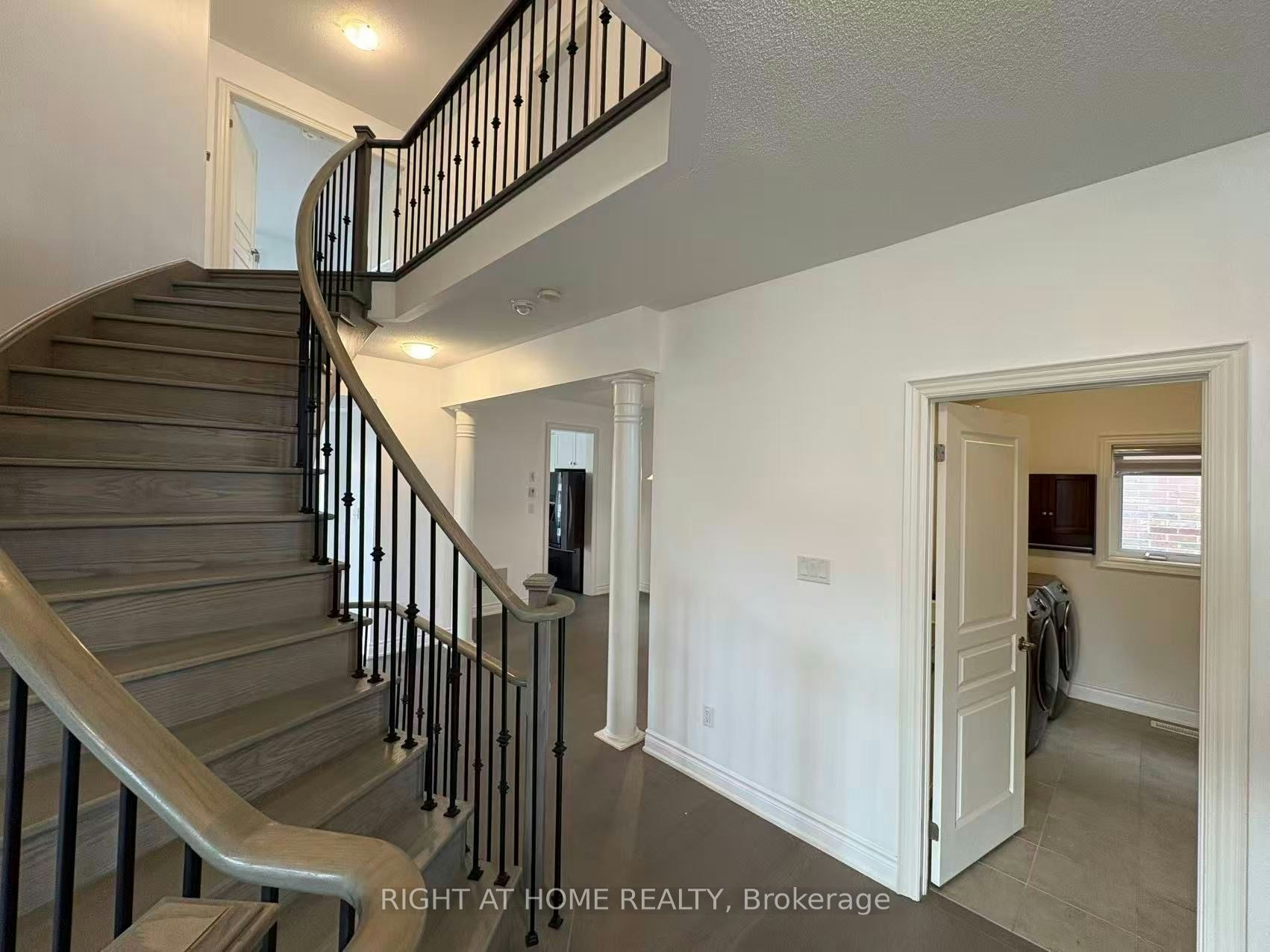 4 Empire Drive, Bradford West Gwillimbury, ON, L3Z 4J1 - 4