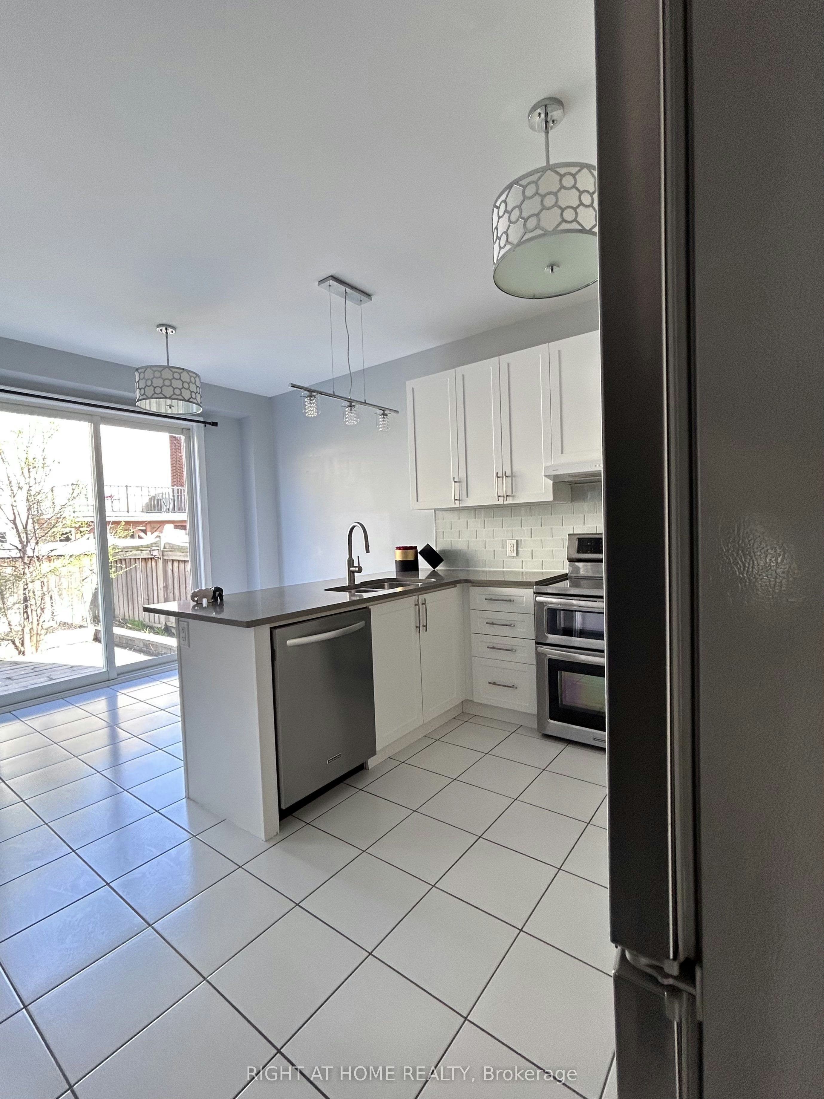 438 Kwapis Boulevard, Newmarket, ON, L3X 3K4 - 6