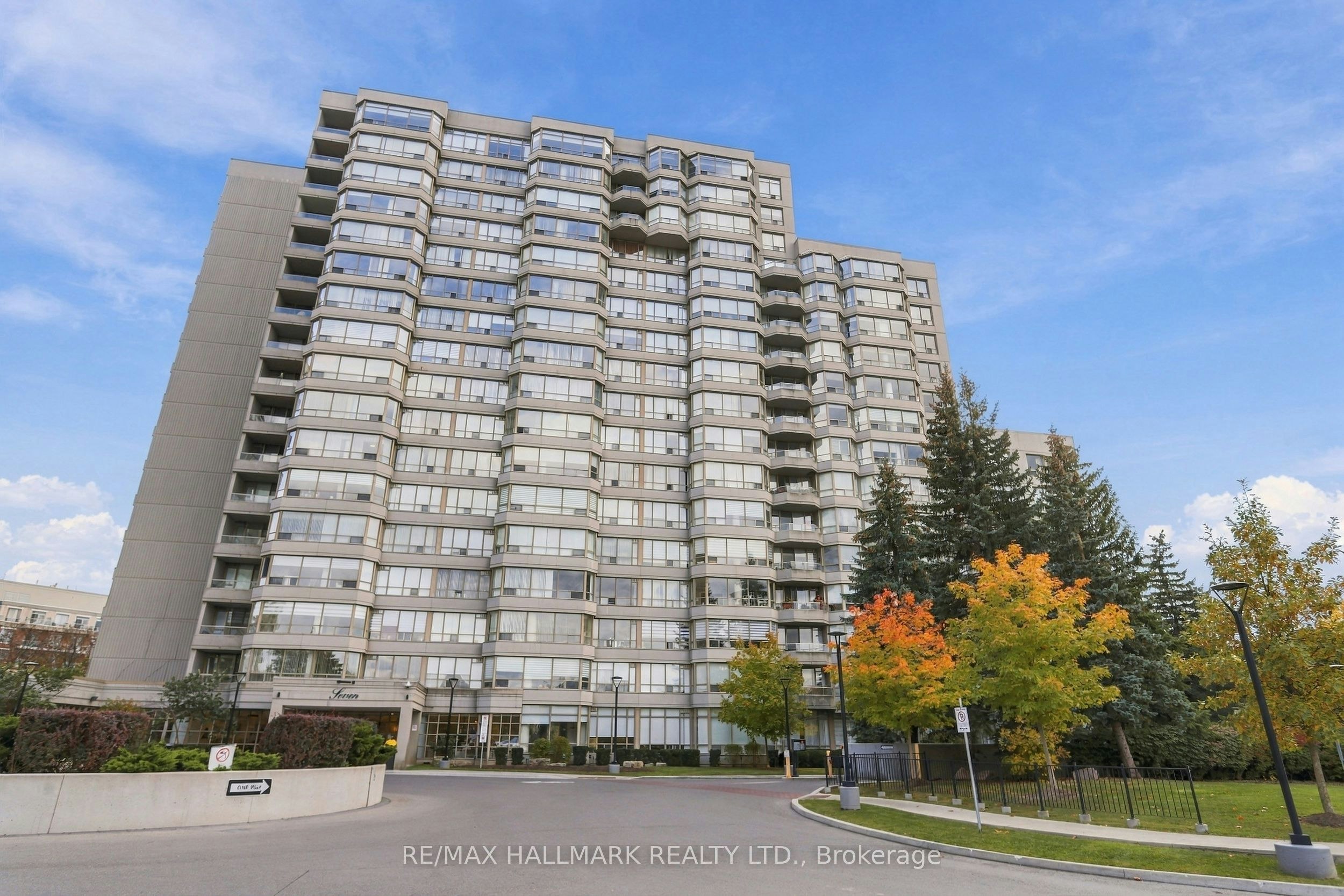 415-7 Townsgate Drive, Vaughan, ON, L4J 7Z9