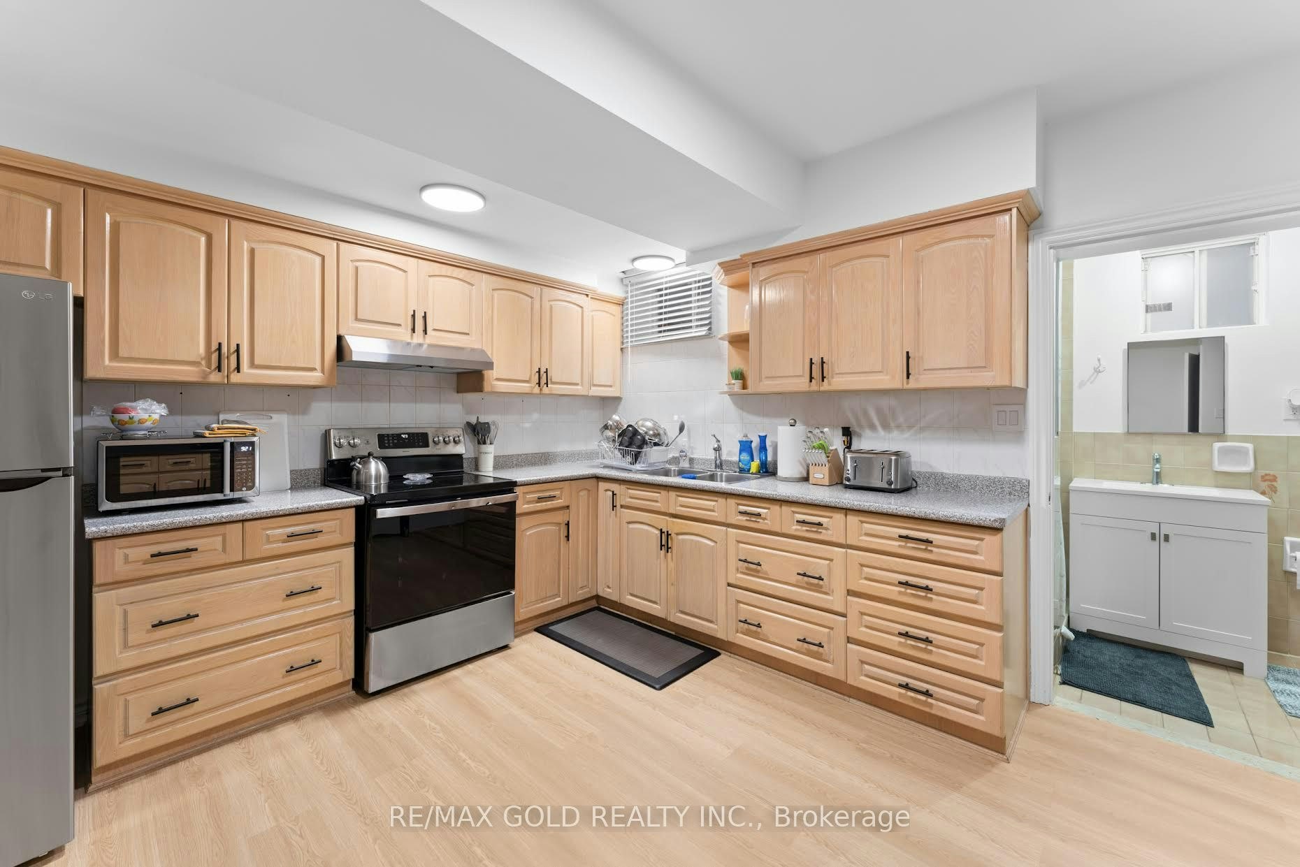 20 Garden Avenue, Richmond Hill, ON, L4C 6L9 - 4