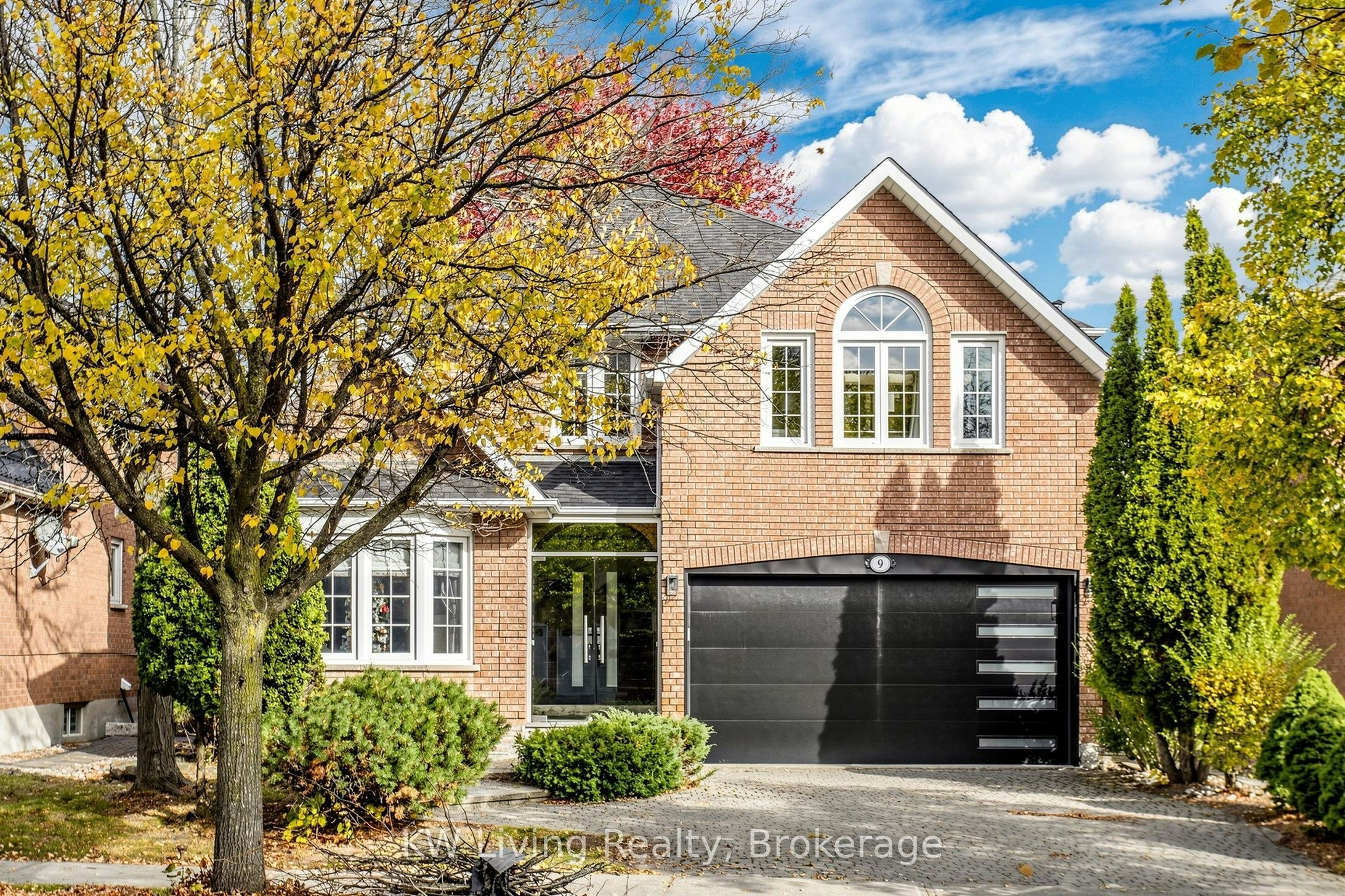 9 Hearthstone Crescent, Richmond Hill, ON, L4B 3E3