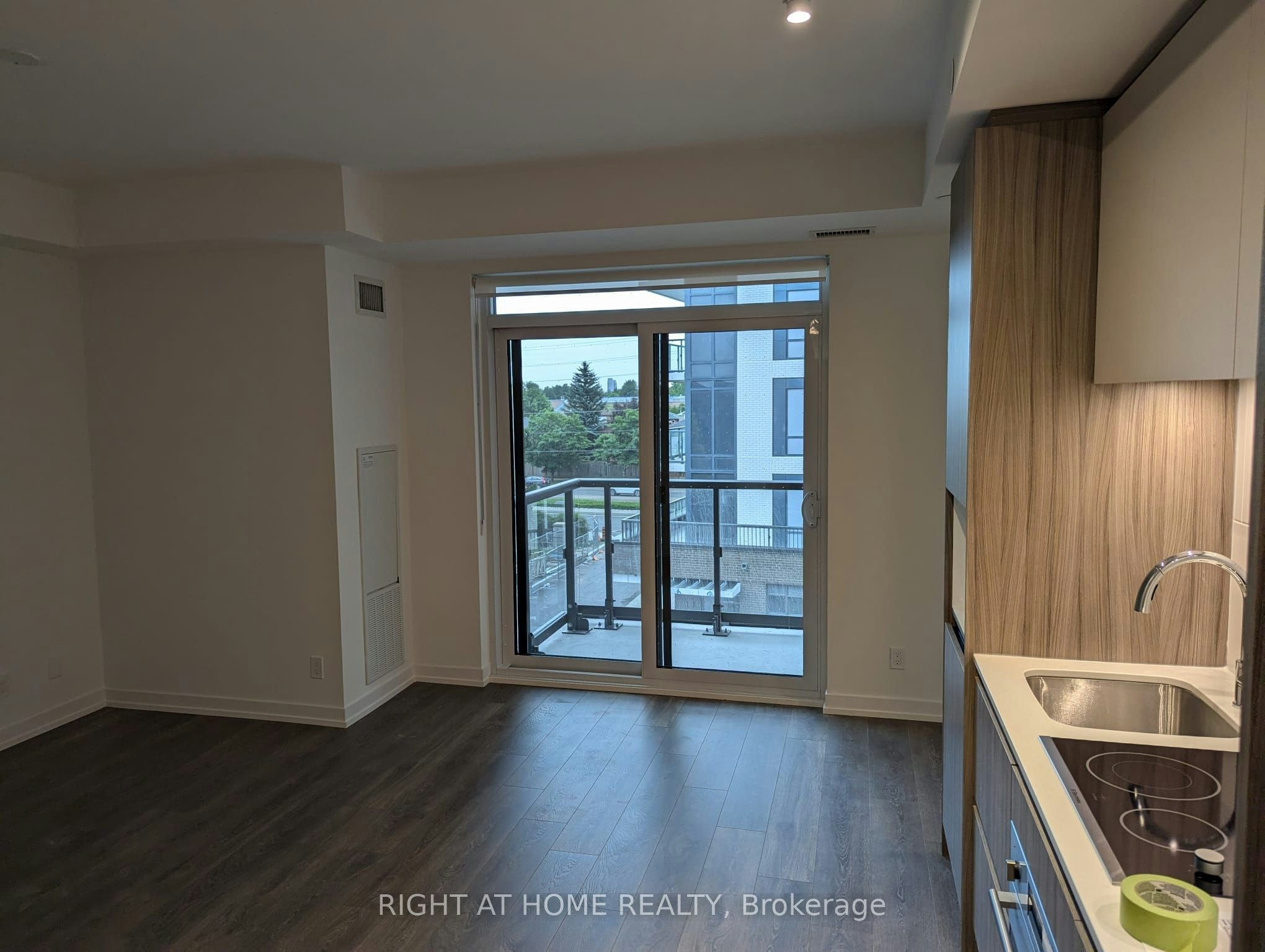C305-8 Beverley Glen Blvd Boulevard, Vaughan, ON, L4J 8N8 - 4