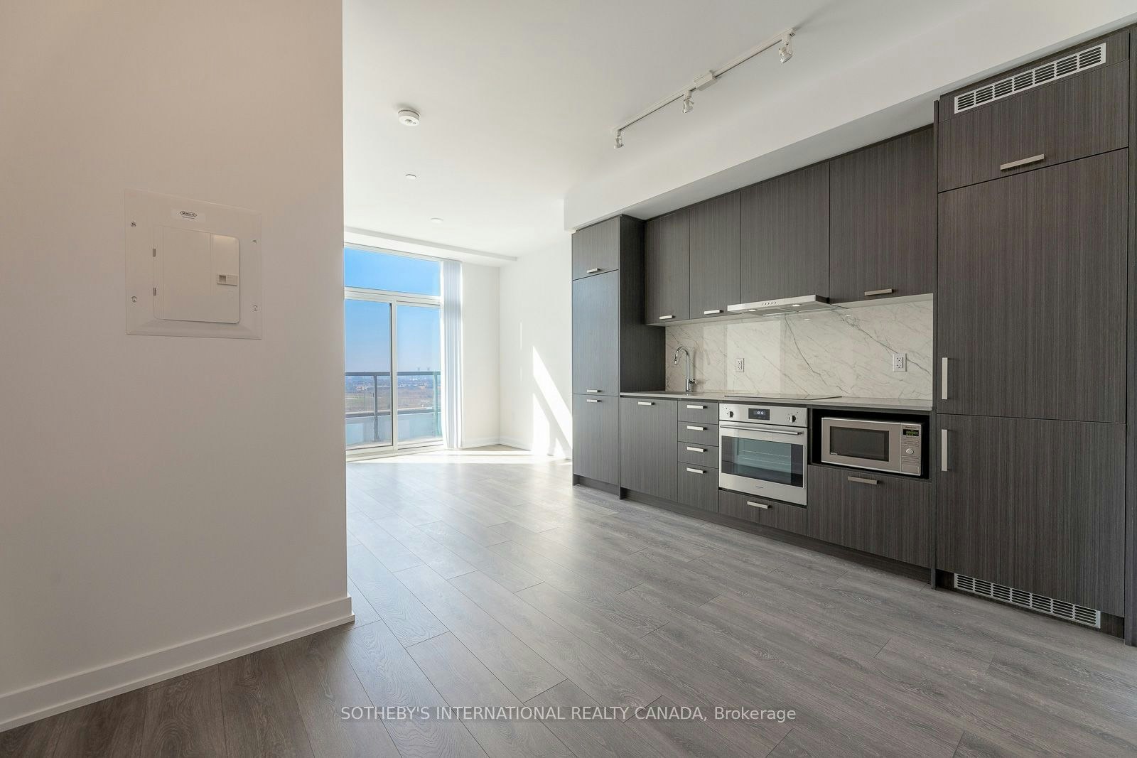 1110-38 Honeycrisp Crescent, Vaughan, ON, L4K 0M8 - 6