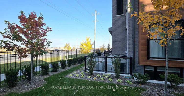 1-18 Lytham Green Circle, Newmarket, ON, L3Y 0H4 - 11