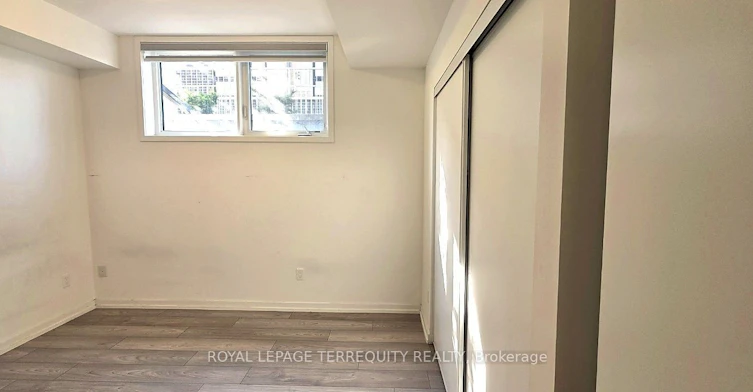 1-18 Lytham Green Circle, Newmarket, ON, L3Y 0H4 - 6