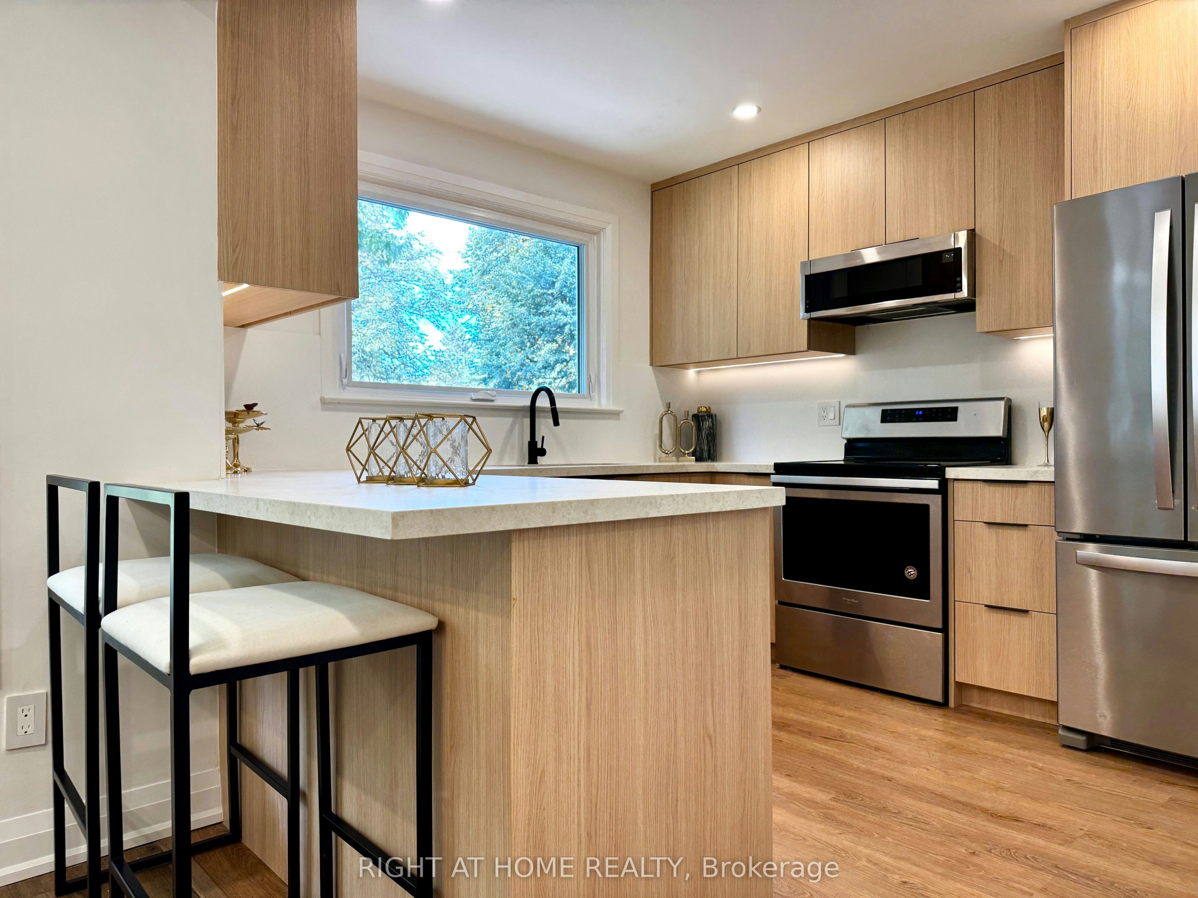 246 Zelda Crescent, Richmond Hill, ON, L4C 2Y5