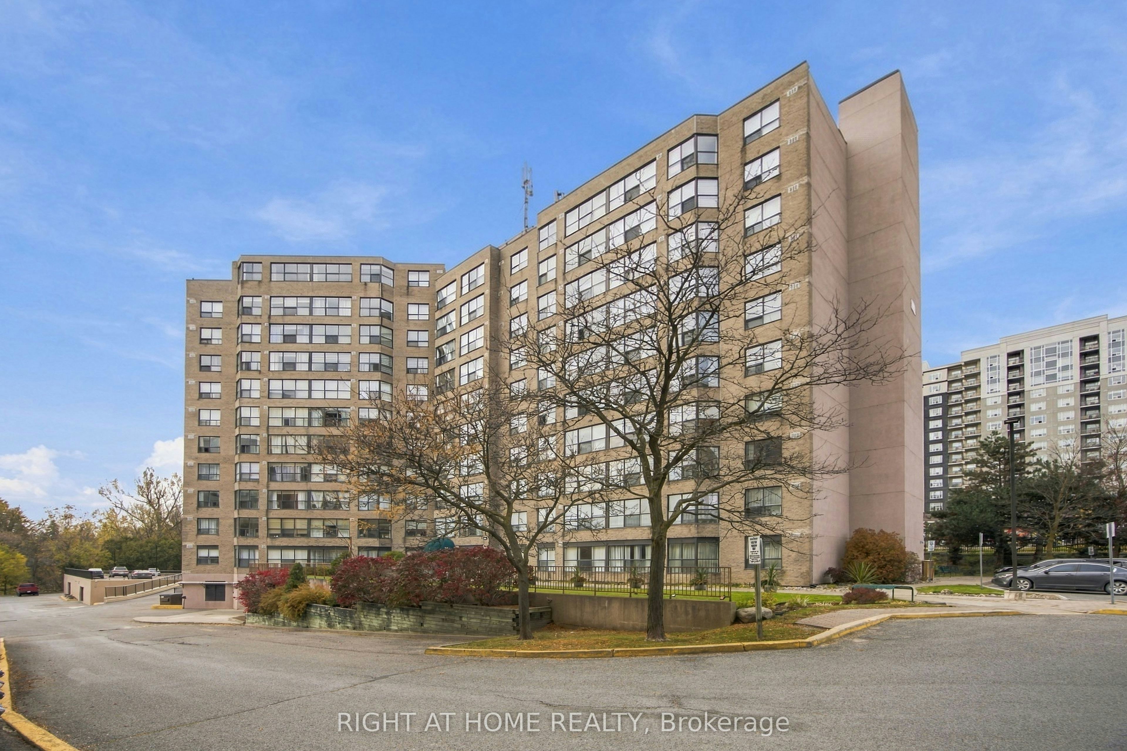 311-250 Davis Drive, Newmarket, ON, L3Y 7T7