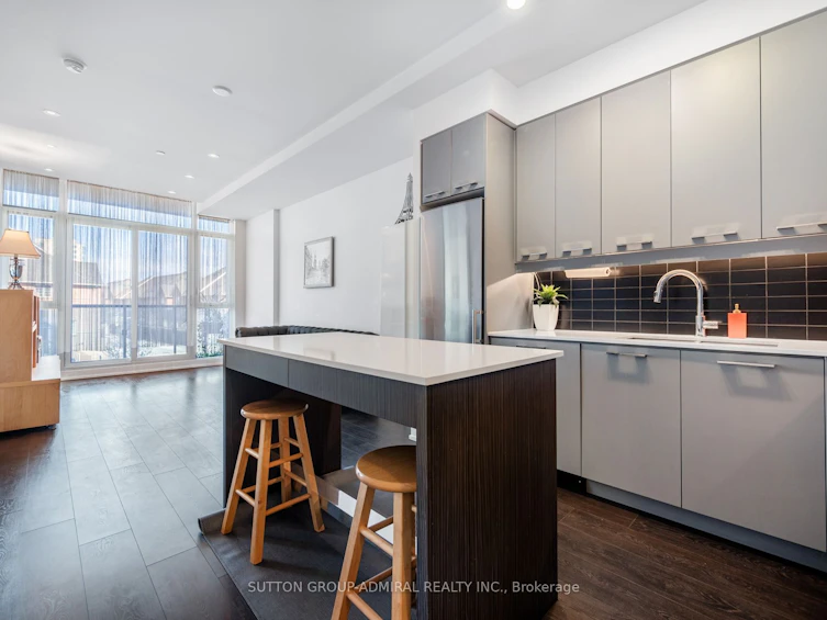 223-9471 Yonge Street, Richmond Hill, ON, L4C 0Z5