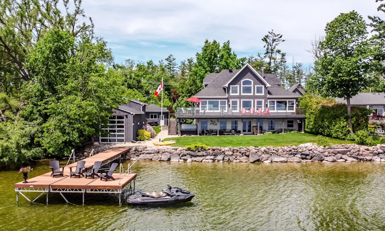 21 Lakeshore Road E