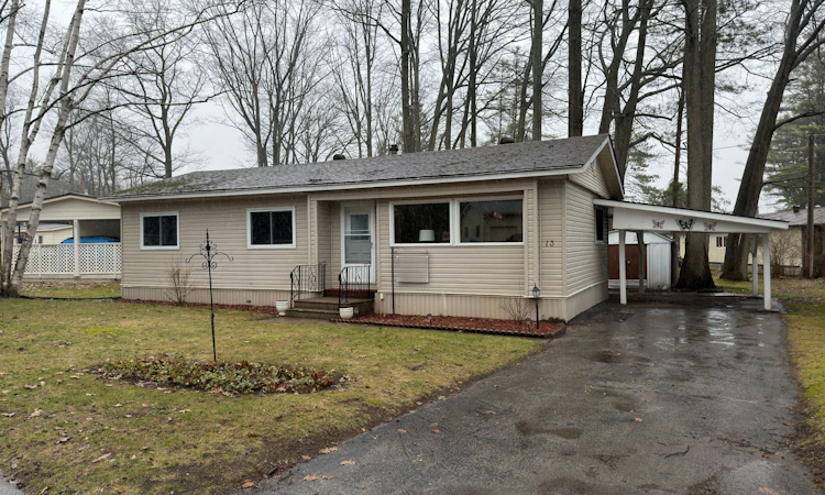 13 Carruthers Street N