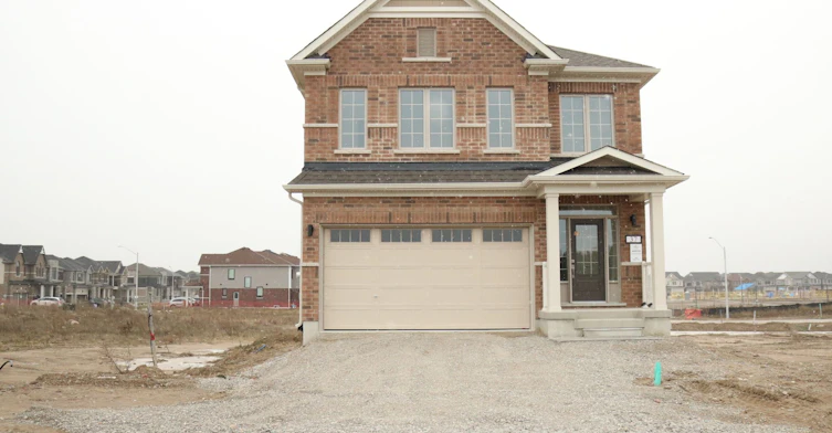 37 Stockholm Road, Barrie, ON, L9S 2Z8
