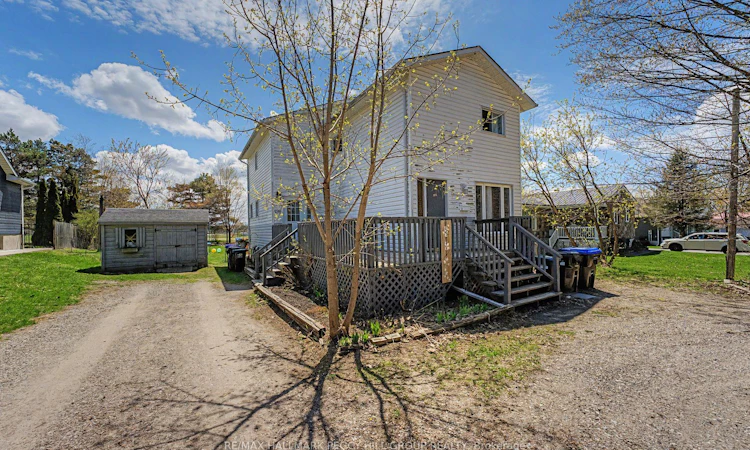 126 Robert Street E