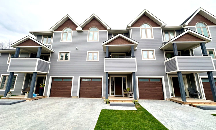 12-53 Lighthouse Lane W