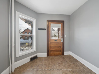 16 Albert Street N - 2