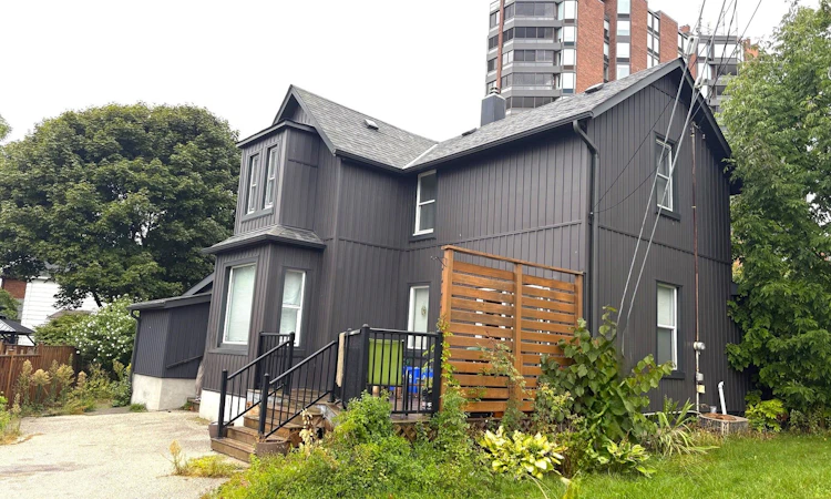 253 Dunlop Street E