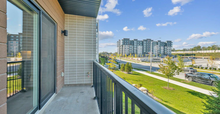 102-6 Spice Way, Barrie, ON, L9J 0J9 - 43