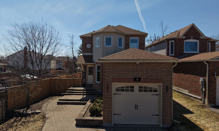 9 Laidlaw Drive N