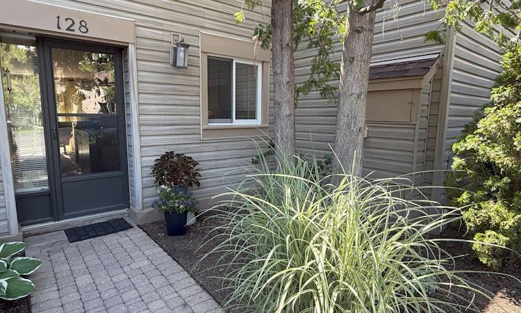 18-128 Escarpment Crescent