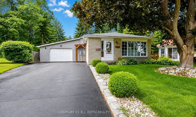 1037 Glen Eagles Crescent