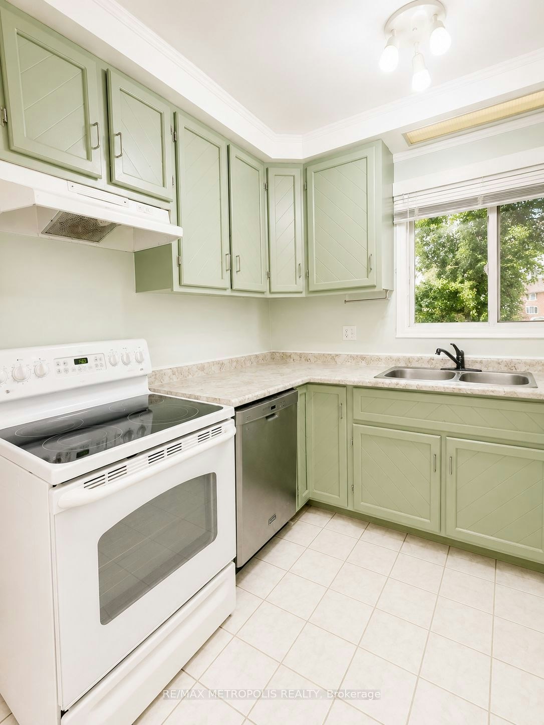 MAIN-266 Napier Street, Barrie, ON, L4M 1X9 - 4