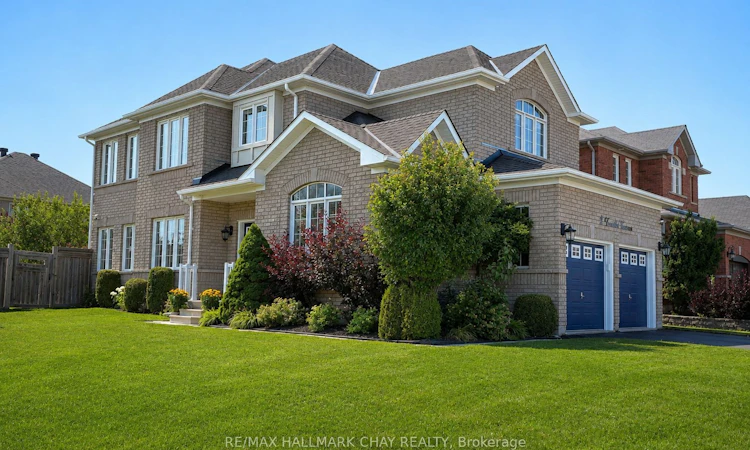 2 Versailles Crescent