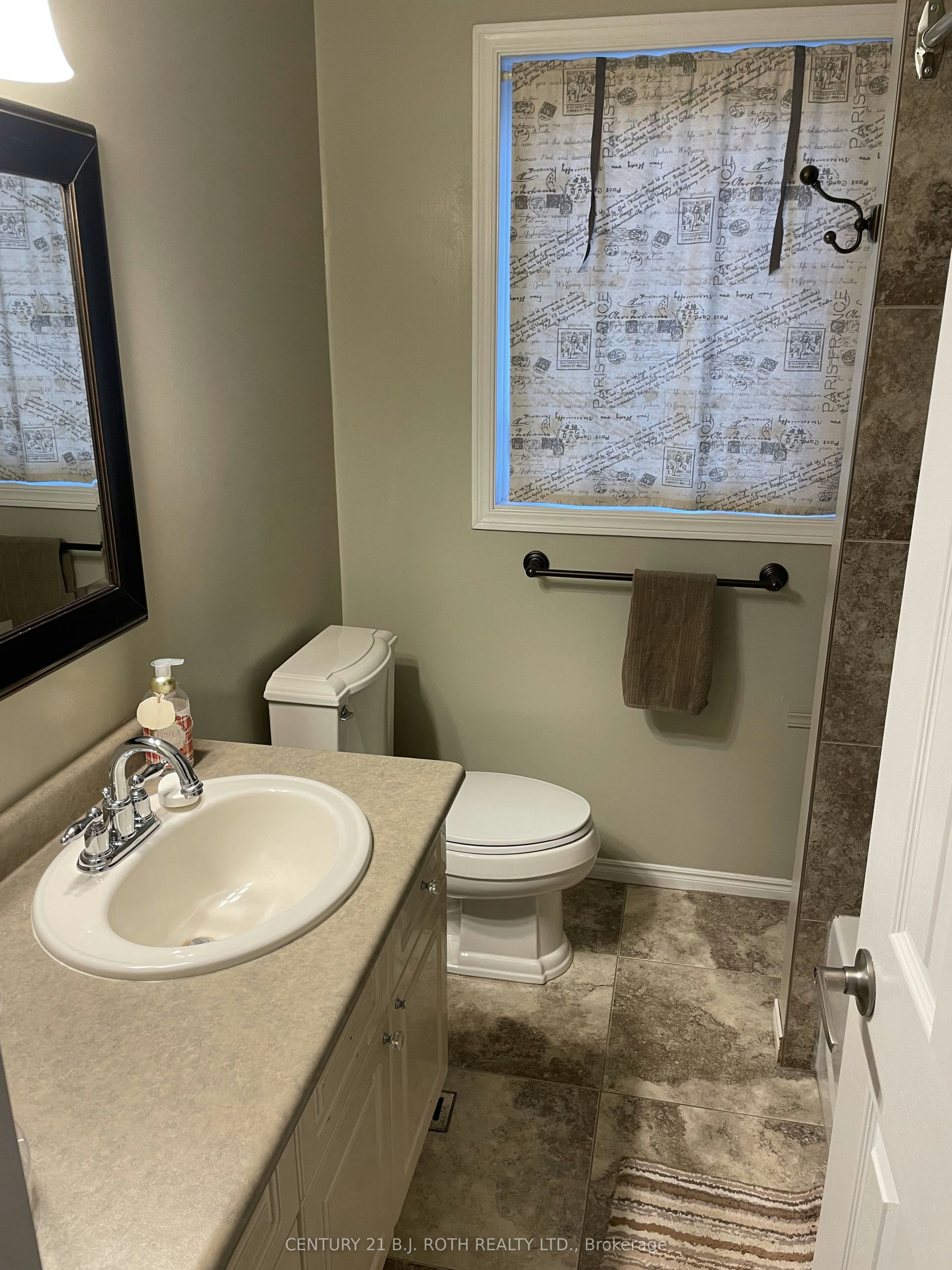 Bedroom #3-105 Chieftain Crescent, Barrie, ON, L4N 6J2 - 6