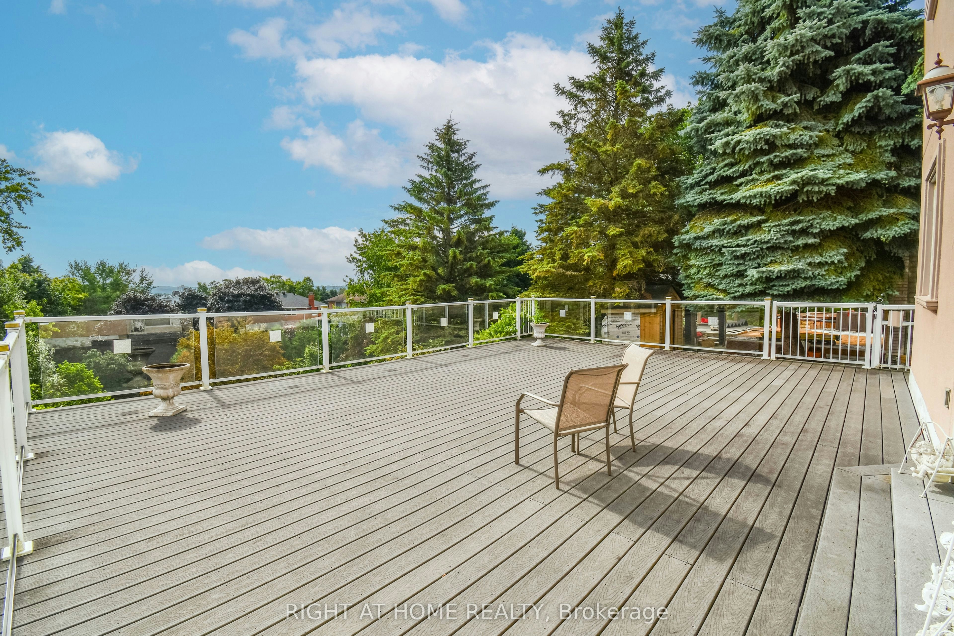11 Thackeray Crescent, Barrie, ON, L4N 6J6