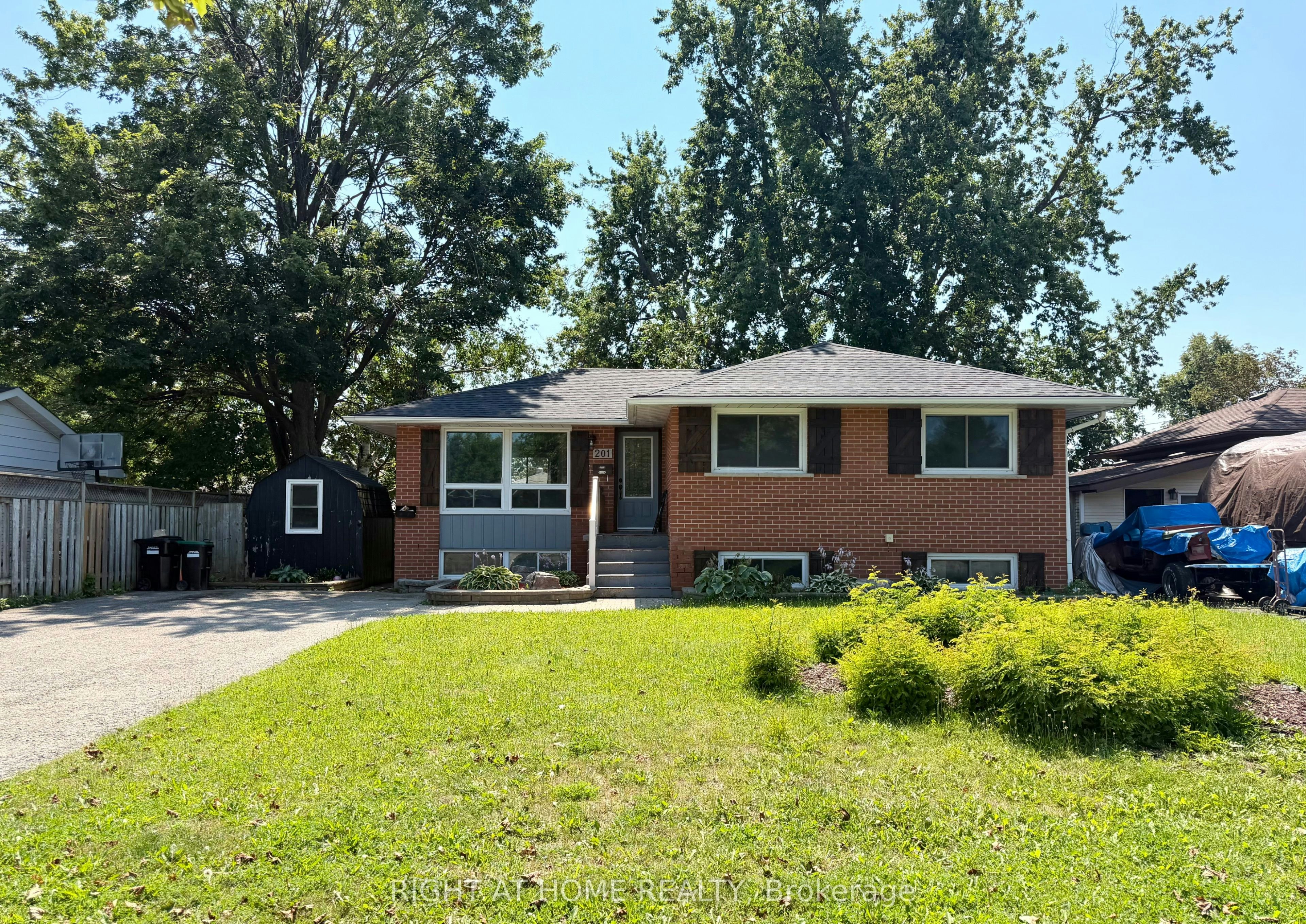 201 Steel Street, Barrie, ON, L4M 2G8