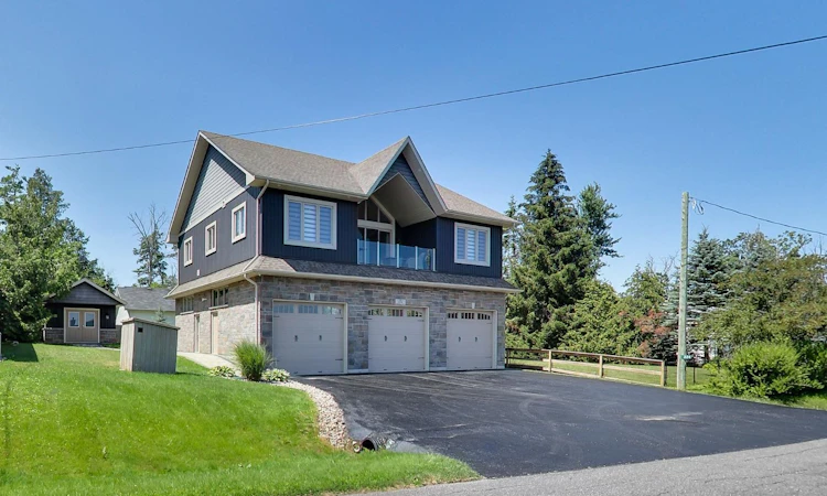 224 Lakeshore Road E