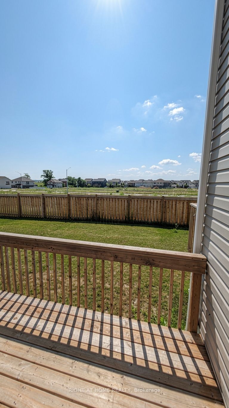 17 Rochester Drive, Barrie, ON, L9S 2Z8 - 2
