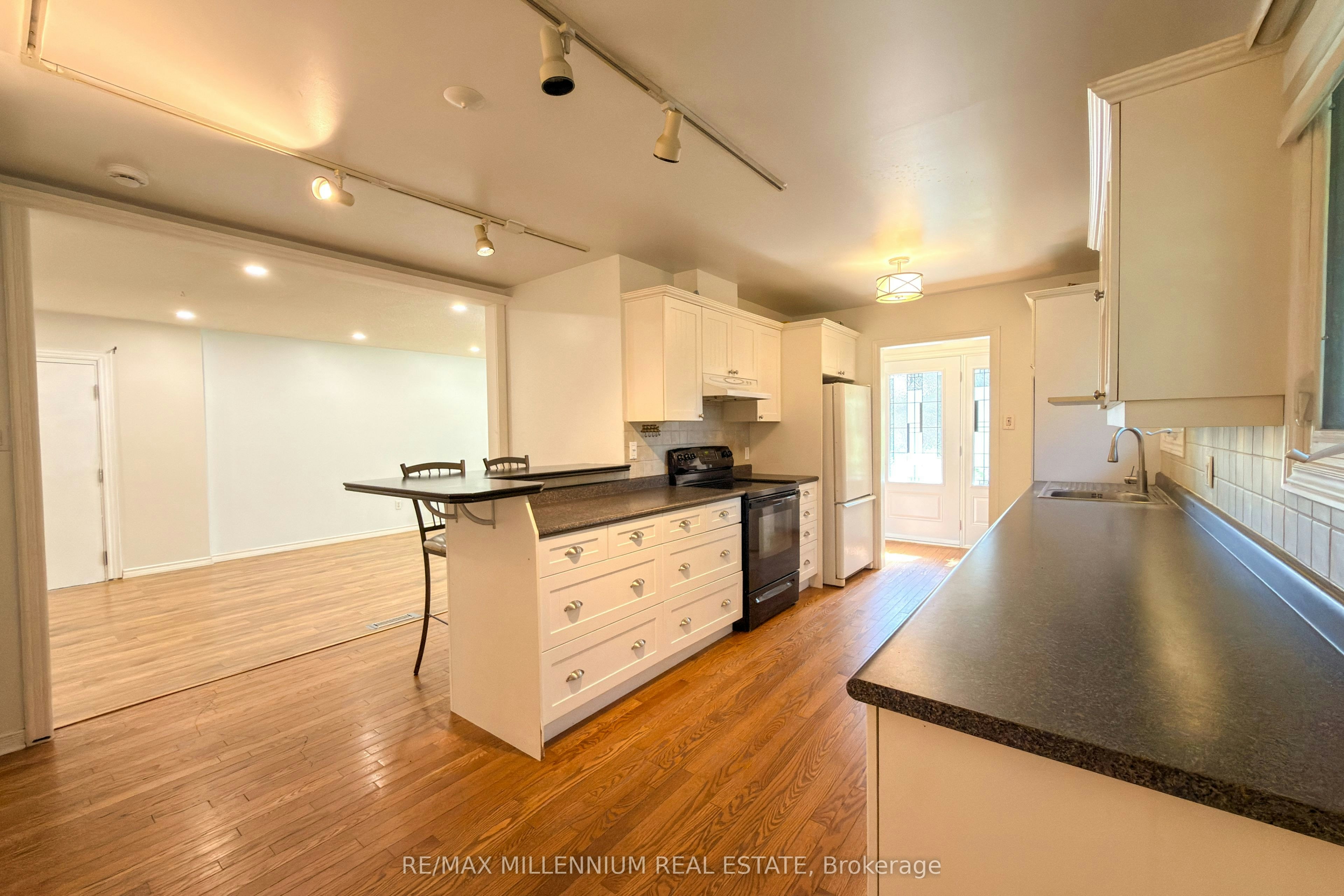 5 Pepler Place, Barrie, ON, L4N 5E3 - 3