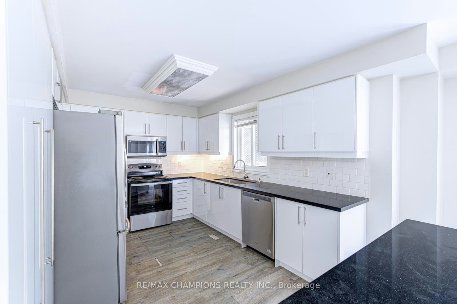 20 Bell Street, Barrie, ON, L4N 0J2 - 26